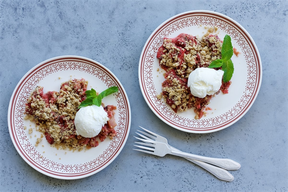 LowFODMAP strawberry rhubarb crumble Intoleran International