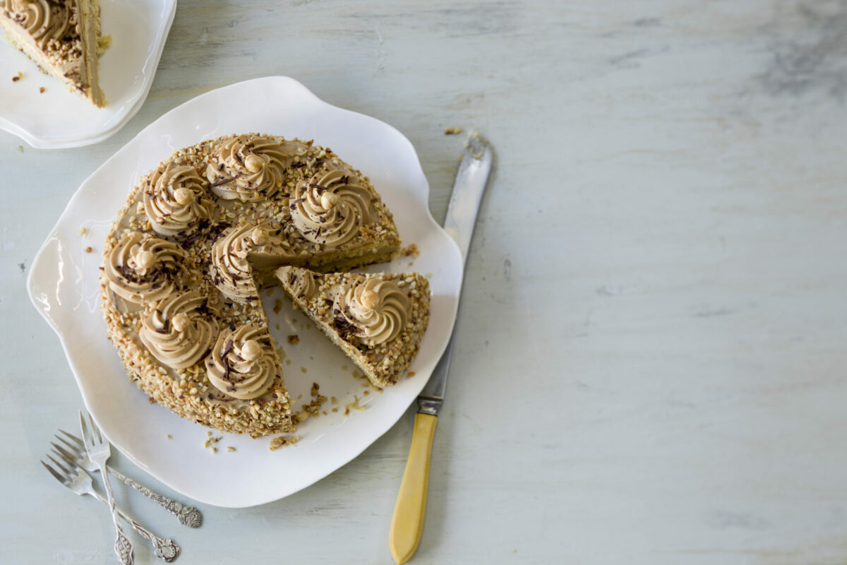 Lactose and fructose free mocha hazelnut cake - Intoleran US